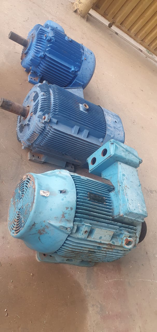 Lote de motores eléctricos industriales sucios y desgastados al llegar al taller