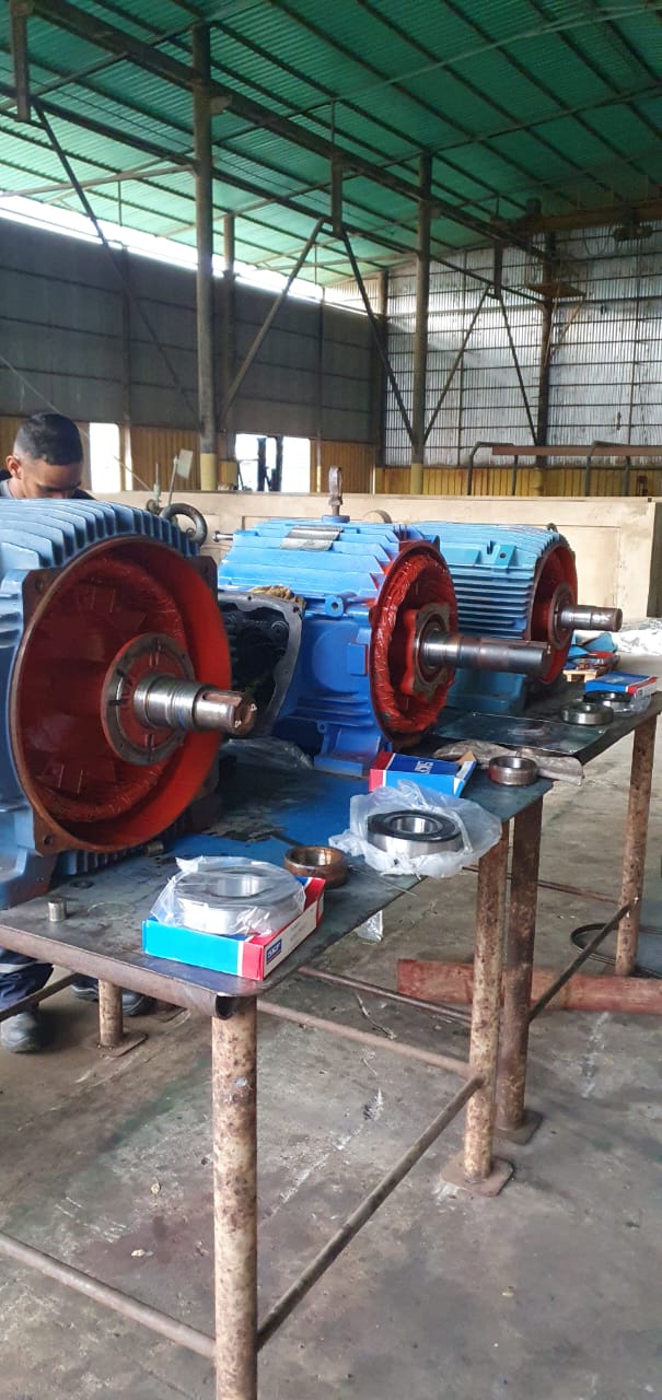 Proceso de bobinado, barnizado y colocación de rodamientos nuevos en taller