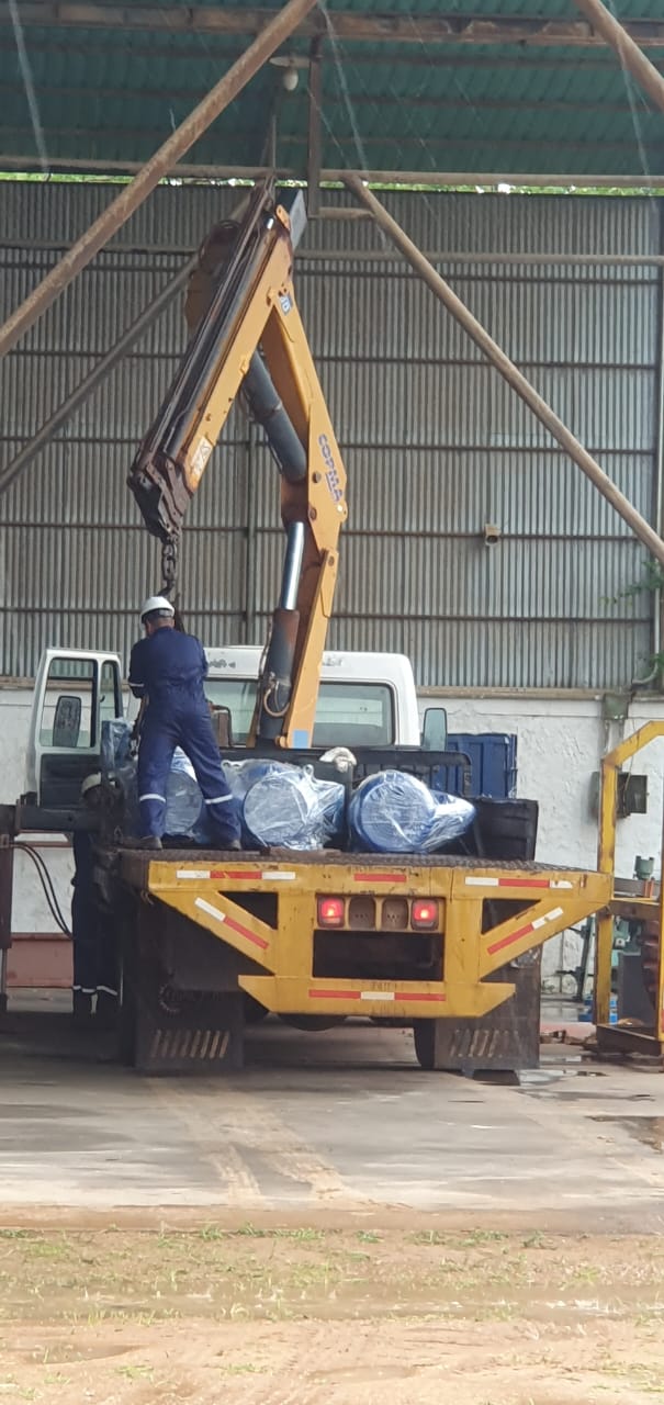 Motores eléctricos terminados, embalados y cargados en camión grúa para entrega