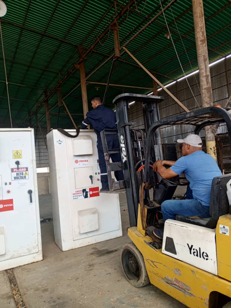 Llegada y descarga de gabinete de variador de frecuencia de PDVSA mediante montacargas