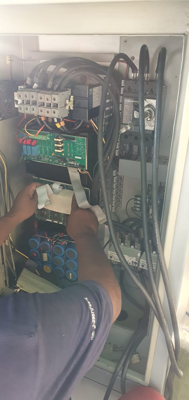 Técnico realizando mantenimiento electrónico en las tarjetas de control y bus DC del variador
